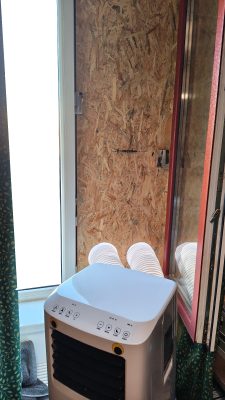 Window setup, wooden board with both hoses run outside (TRONIC TLK 7000 C2 / Rein / 2026 / 08)